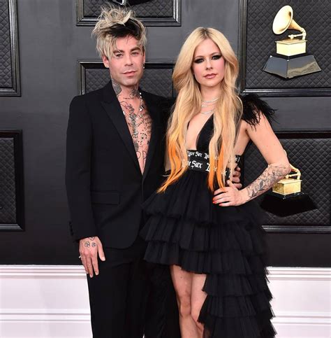 avril lavigne engaged.